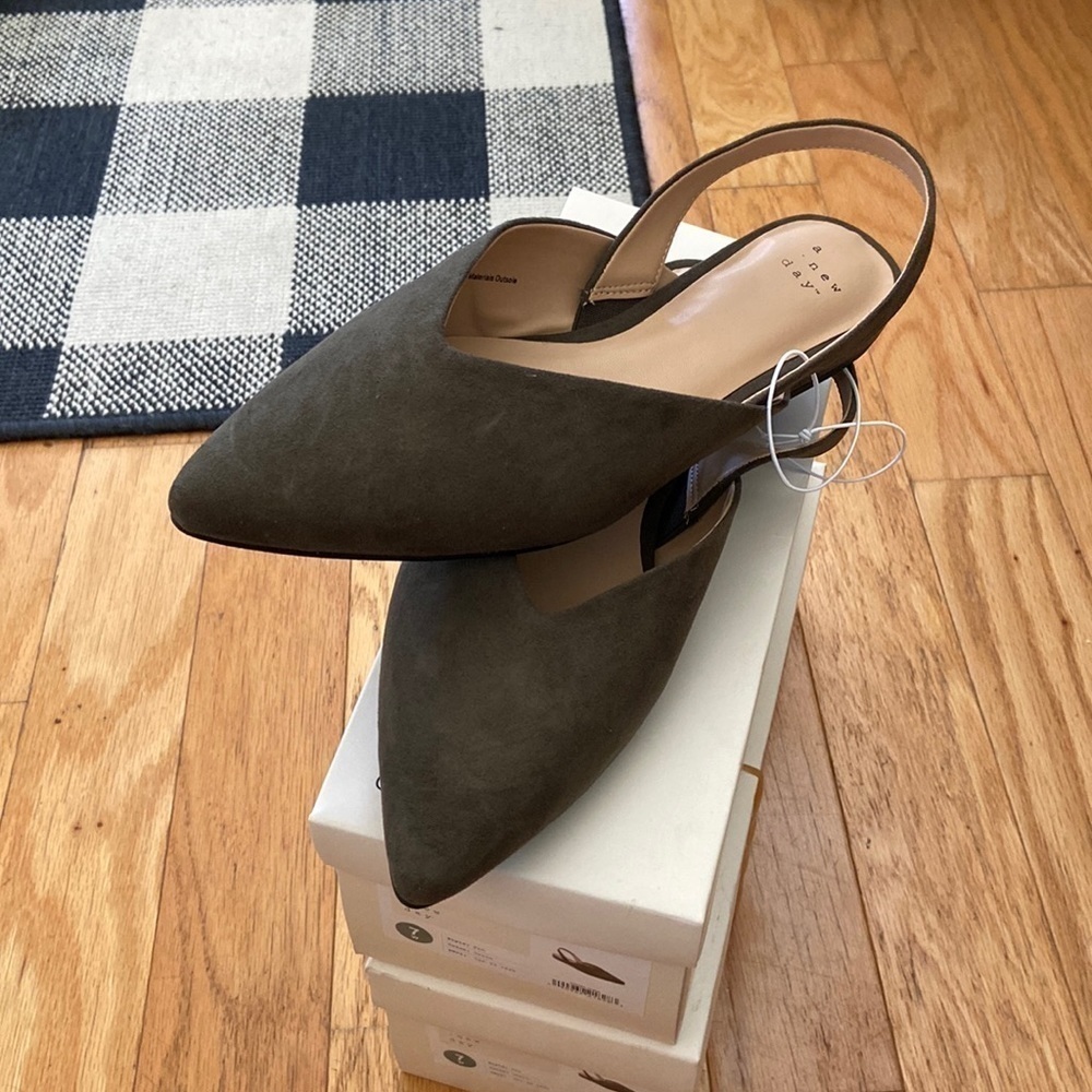 WOMENS A NEW DAY PAM V-CUT TOP SLING BACK FAUX SUEDE FLAT MULES 7 wide